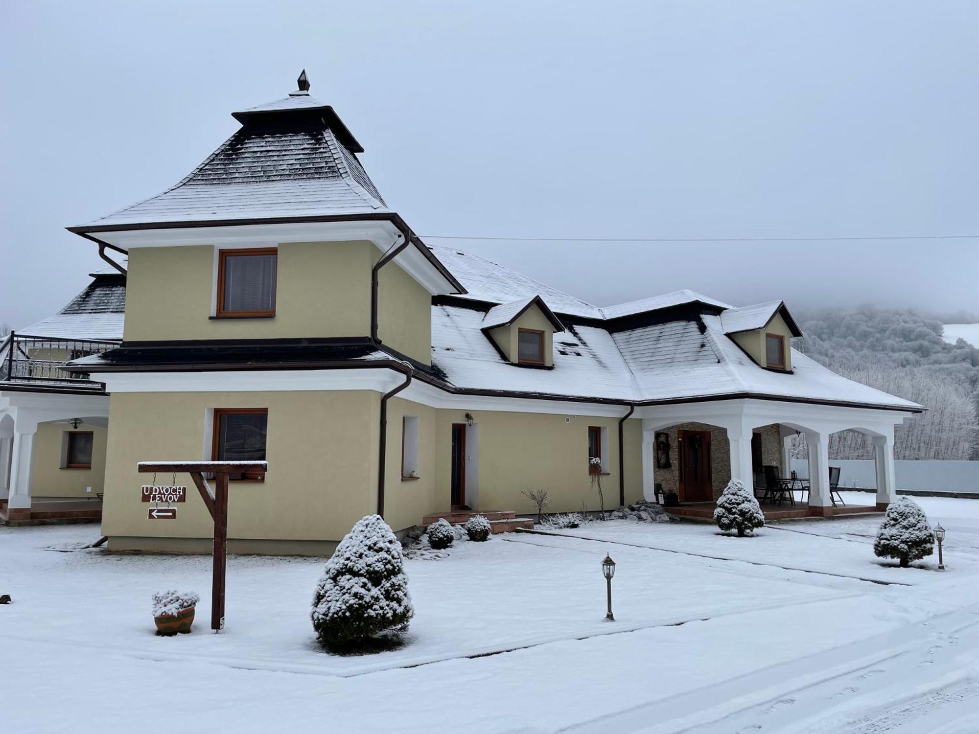 Penzion U Dvoch Levov Oravsky Podzamok Exteriör bild